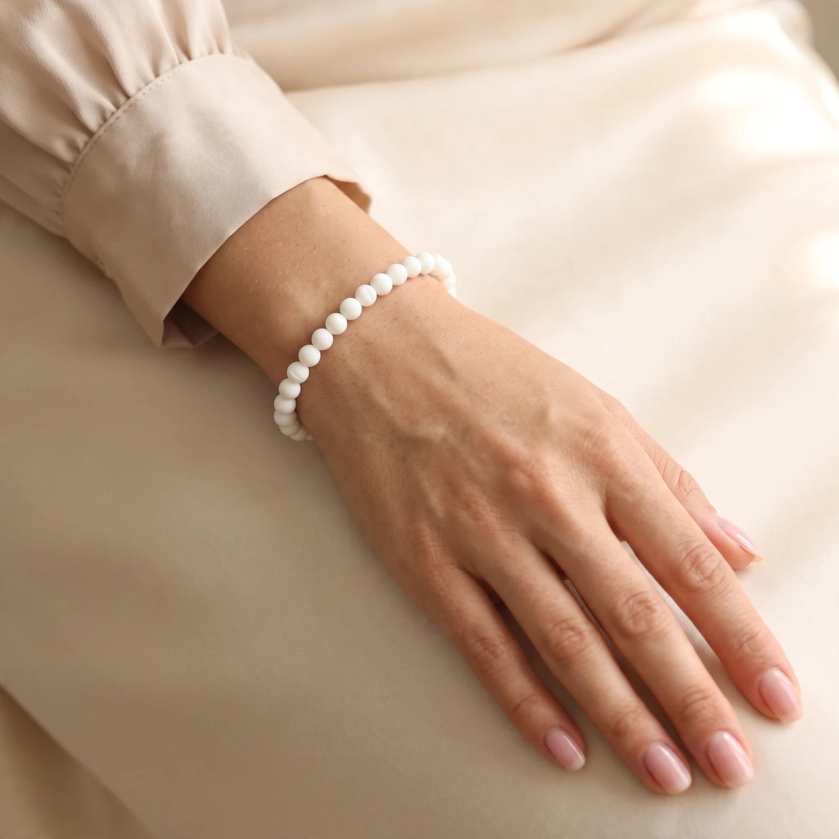 Bracelet coquillage blanc femme en perles de 6 mm, bijou naturel blanc tout en douceur, idée cadeau