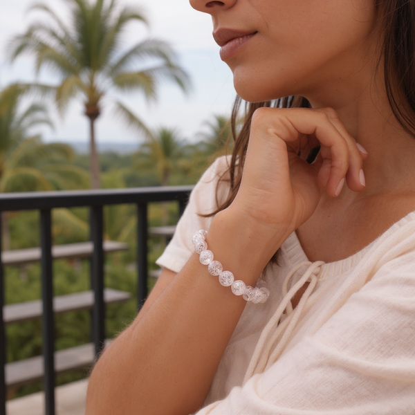 Bracelet Cristal de roche craquelé en pierre naturelle porté au poignet par une femme