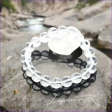 Détail perles claires lumineuses du bracelet pierre naturelle Cristal de Roche véritable. Qualité lithothérapie pour manifestation et concentration.