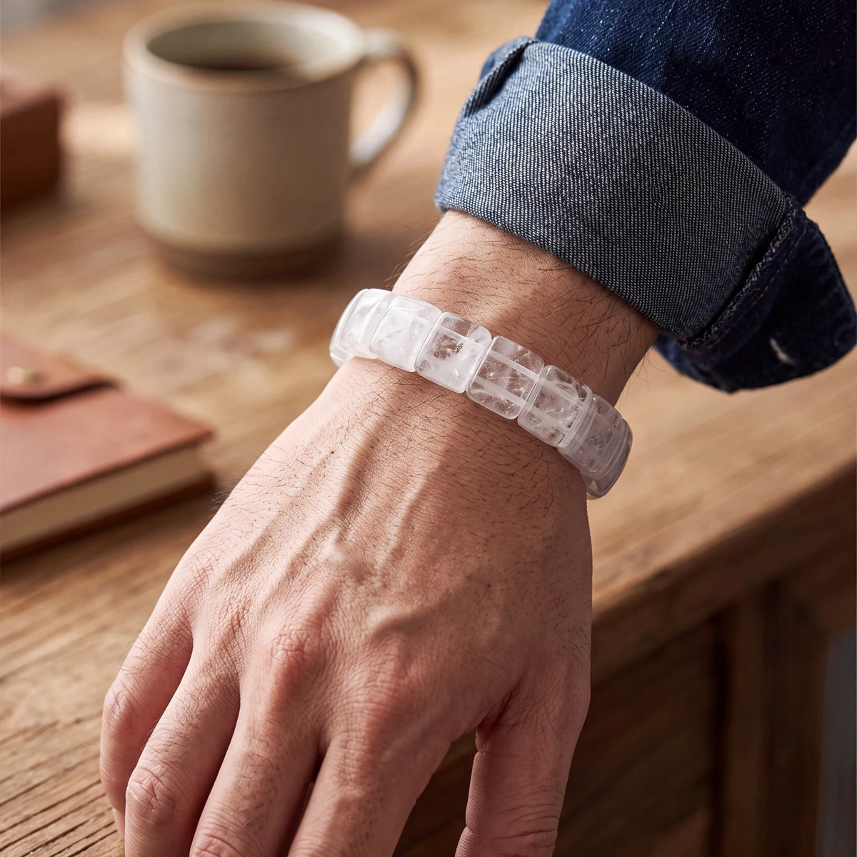 Bracelet cristal de roche plaques 14 mm porté au poignet d'un homme, pierre naturelle sur élastique