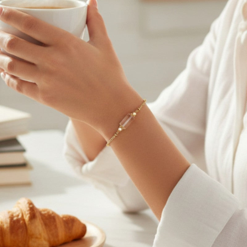 Bracelet Cristal de roche LINE® porté au poignet avec pierre blanche naturelle