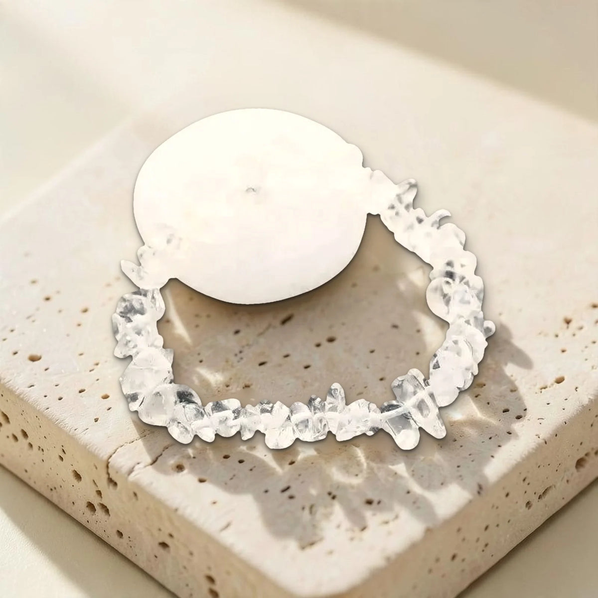 Bracelet cristal de roche et pierre roulée transparente, photo réelle sur travertin
