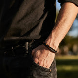 Détail bracelet cuir noir Œil de Tigre et Onyx, fermoir acier inox 304, bijou lithothérapie pour homme