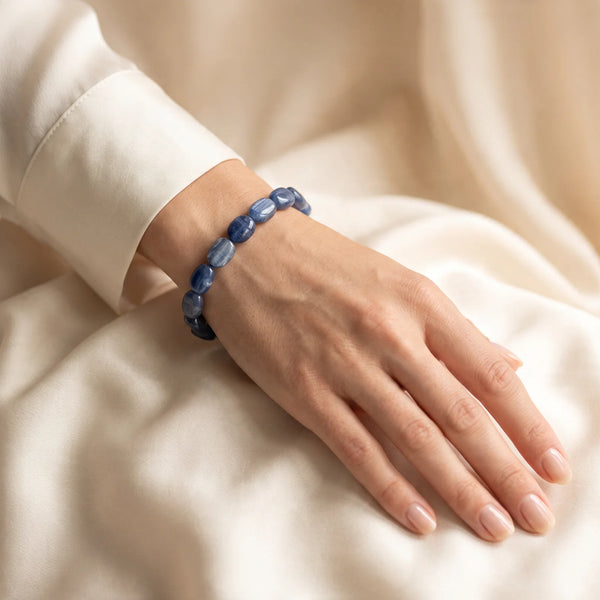 Bracelet cyanite bleue (kyanite) porté au poignet d'une femme, pierres roulées striées