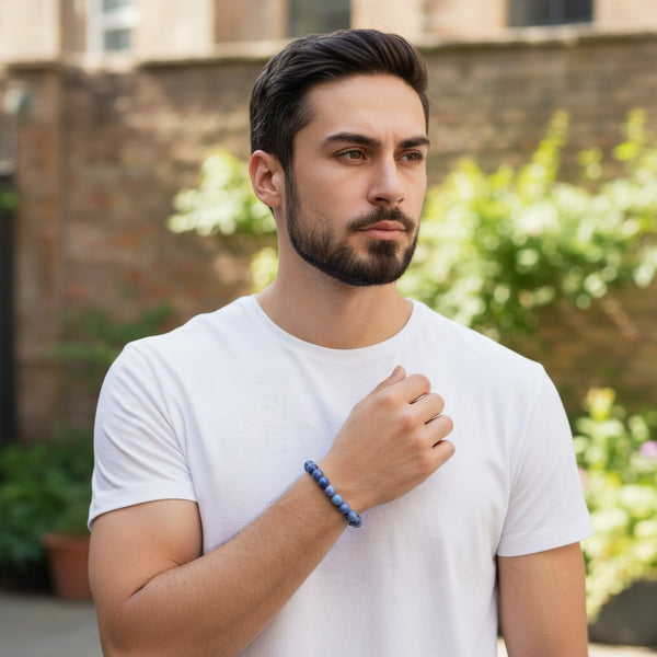 Bracelet Dumortierite en pierre naturelle porté au poignet par un homme