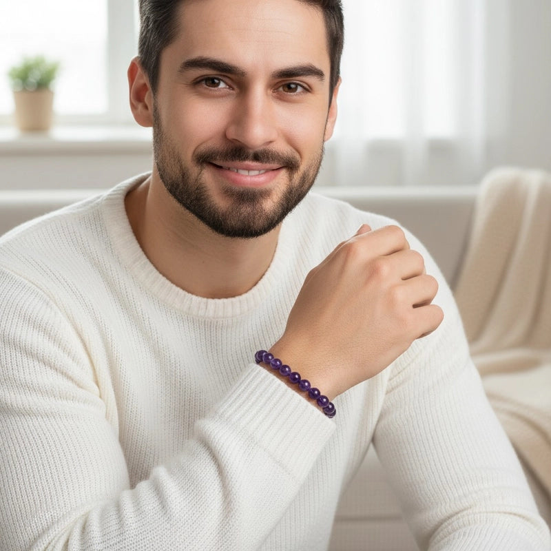 bracelet améthyste pour homme en perles naturelles porté au poignet