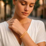 bracelet citrine pour femme perles 6/8 mm porté au poignet, éclat doré