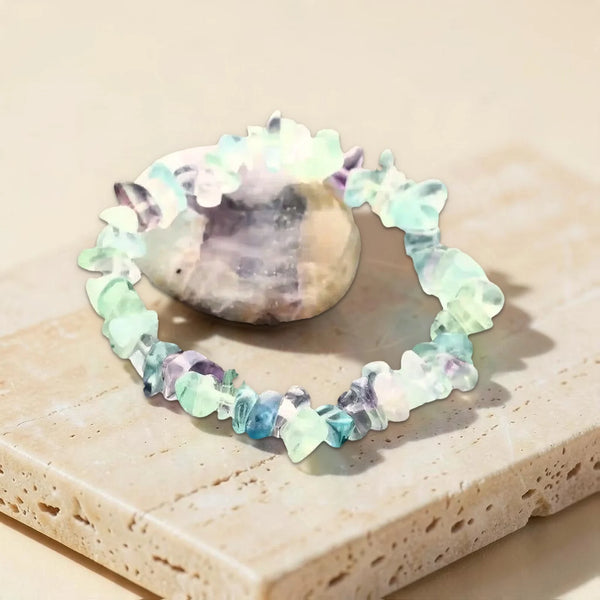 Bracelet fluorine arc-en-ciel en pépites translucides vertes et violettes, et pierre roulée de fluorine