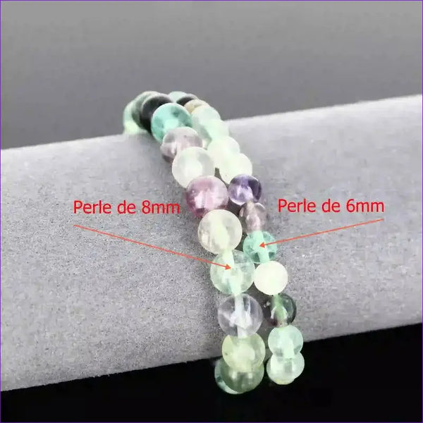Bracelet de lithothérapie en Fluorite véritable porté, bijou pierre naturelle aux couleurs variées pour concentration et chakra troisième œil.