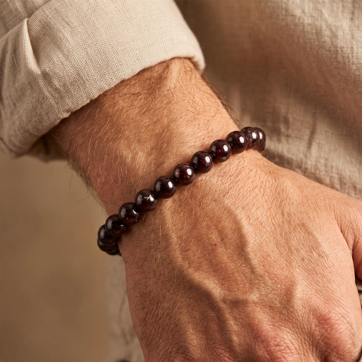 Bracelet grenat homme en perles de 8 mm rouge sombre, pierre naturelle portée au poignet masculin