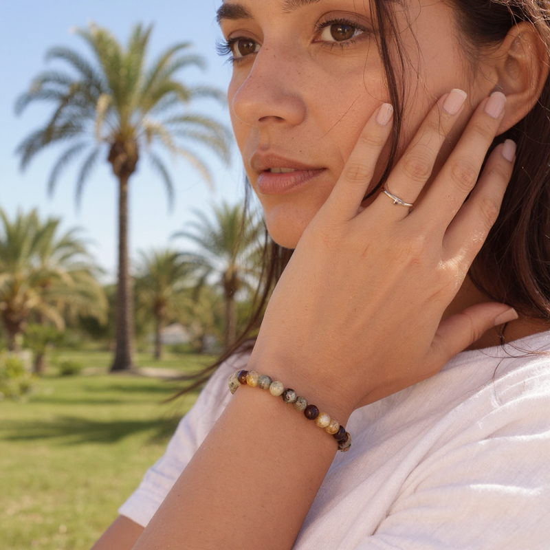 Bracelet Grenat vert en pierre naturelle porté au poignet par une femme