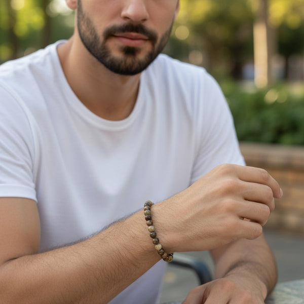 Bracelet Grenat vert en pierre naturelle porté au poignet par un homme