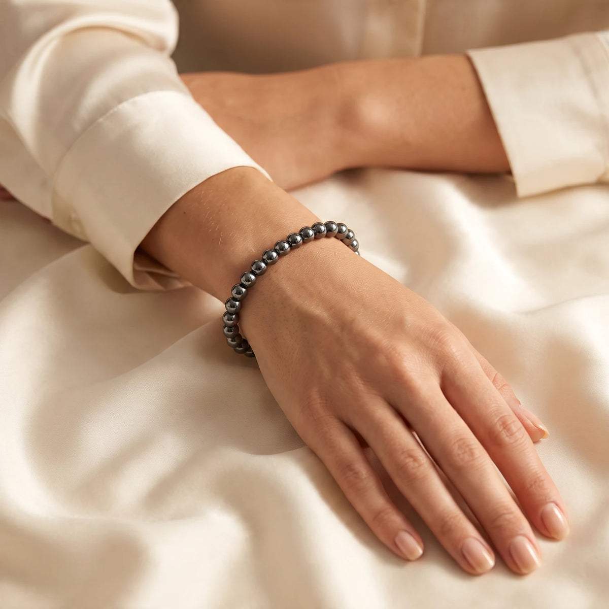Bracelet hématite femme en perles de 6 mm, pierre gris métallisé au poignet, cadeau chic