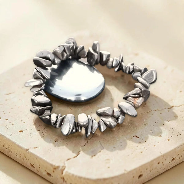 Bracelet en hématite pour l'ancrage, pépites argentées et pierre roulée d'hématite au reflet miroir