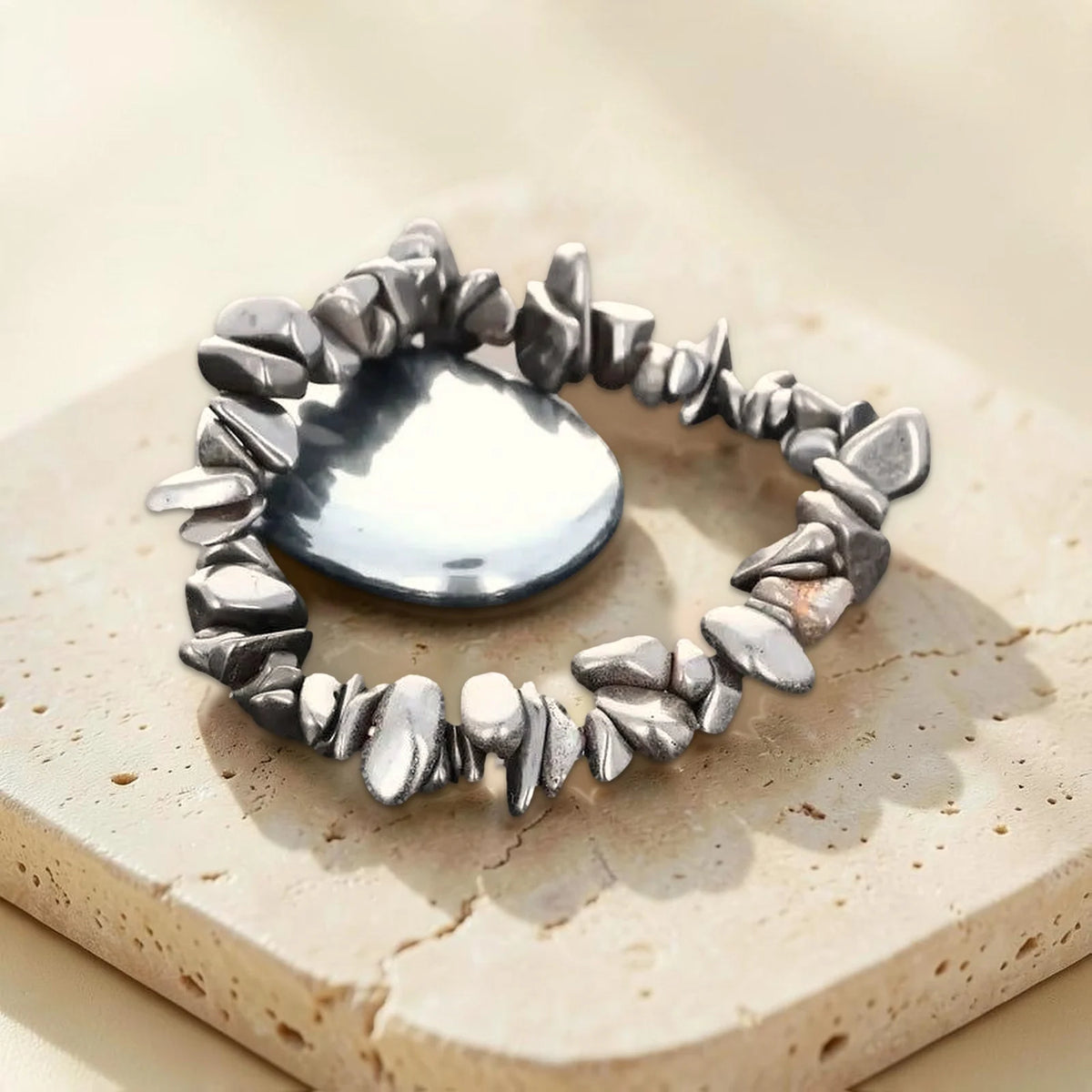 Bracelet en hématite pour l'ancrage, pépites argentées et pierre roulée d'hématite au reflet miroir