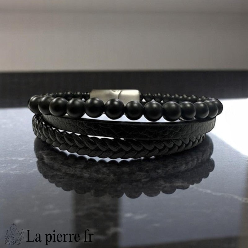 Bracelet homme multi-rangs La Pierre Fr avec cuir et perles Onyx Noir 6mm, fermoir acier, design moderne et protecteur.