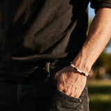 Détail bracelet Howlite blanche & Onyx noir, acier inox 304, bijou lithothérapie apaisant et protecteur