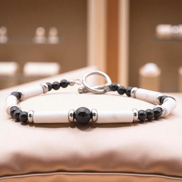 Gros plan sur le bracelet homme Howlite blanche et Onyx noir, perles 5mm de lithothérapie