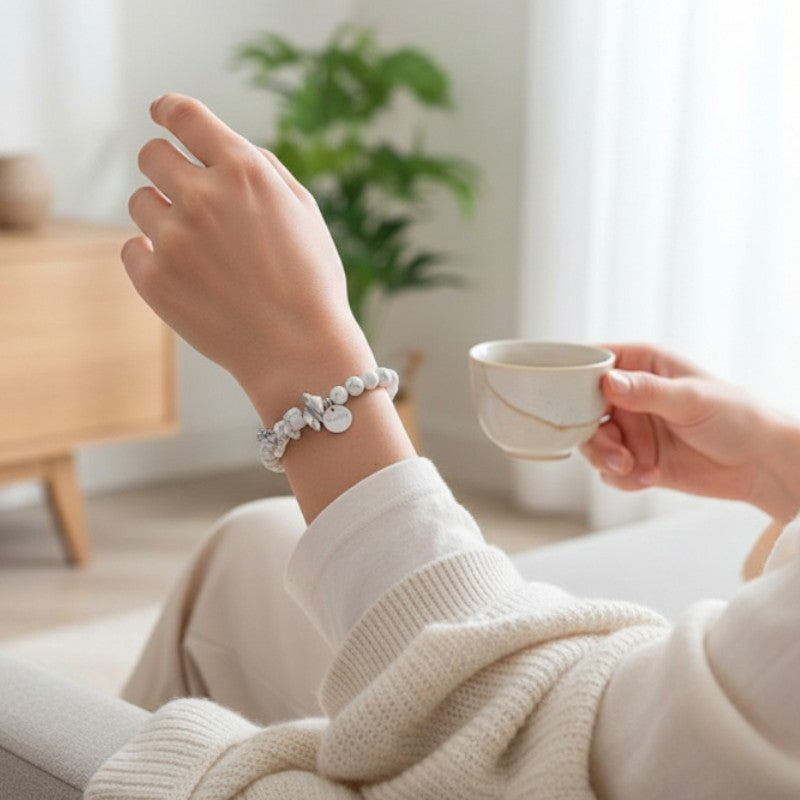 Bracelet Howlite blanche DUO® porté au poignet avec pierre baroque et perles rondes