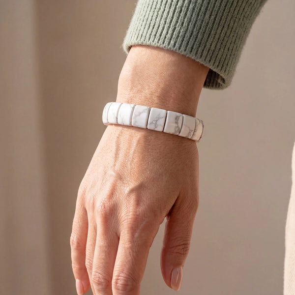 Bracelet pierre blanche en howlite porté par une femme, plaques polies veinées de gris