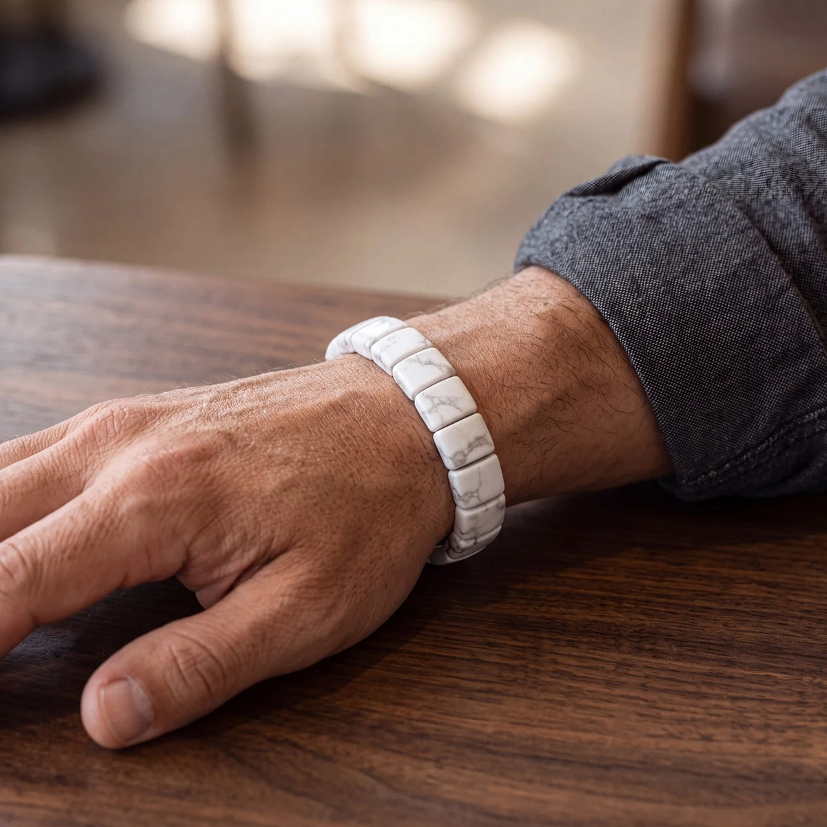 Bracelet howlite blanche homme en plaques de 14 mm au poignet, pierre naturelle sur élastique