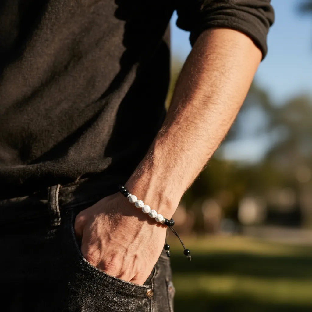 Bracelet réglable en pierres Howlite blanche et Onyx noir porté au poignet