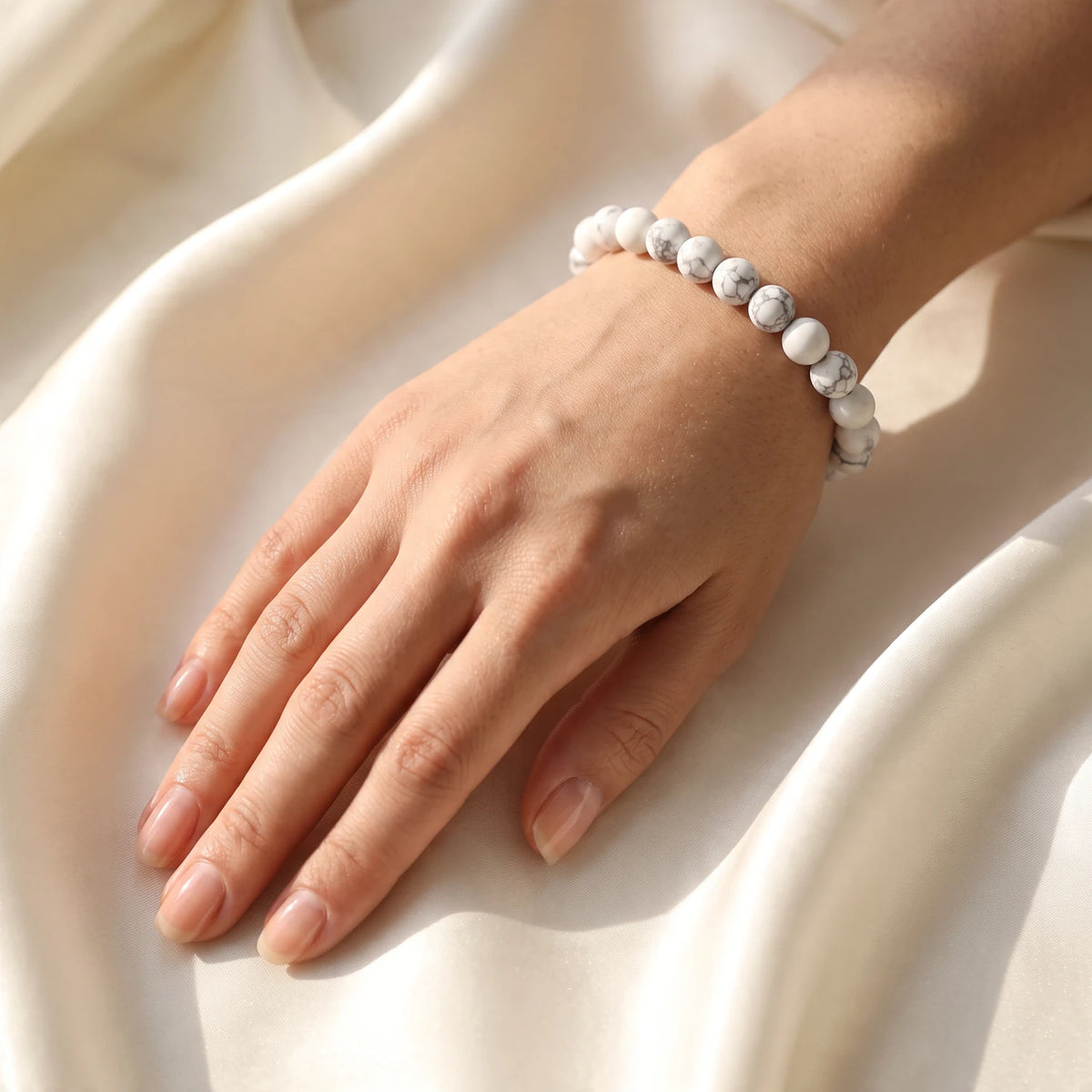 Bracelet howlite femme en perles fines de 6 mm, pierre naturelle blanche veinée de gris au poignet