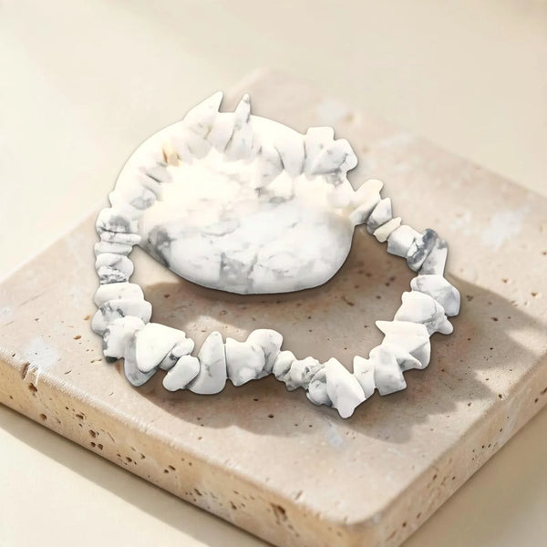 Vraie photo du bracelet howlite blanche et de sa pierre roulée veinée de gris
