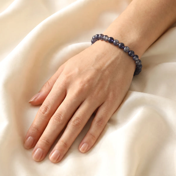 Bracelet iolite femme perles 6 mm bleu violet, bracelet fin en pierre naturelle porté au poignet