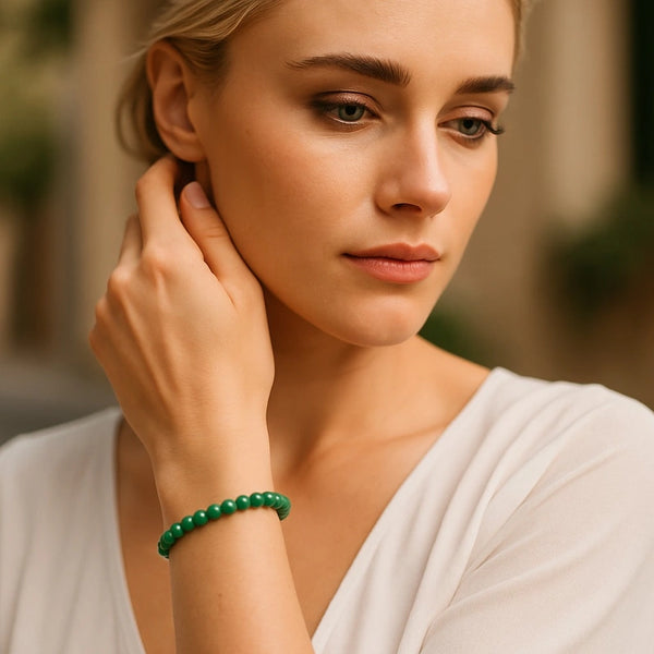Bracelet Jade Vert 6 mm porté par une femme – bijou lithothérapie