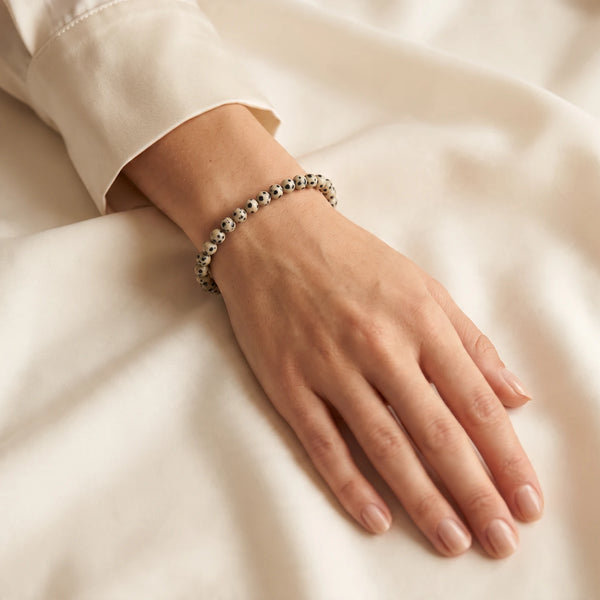 Bracelet jaspe dalmatien femme en perles de 6 mm blanc crème tachetées de noir, pierre naturelle à offrir