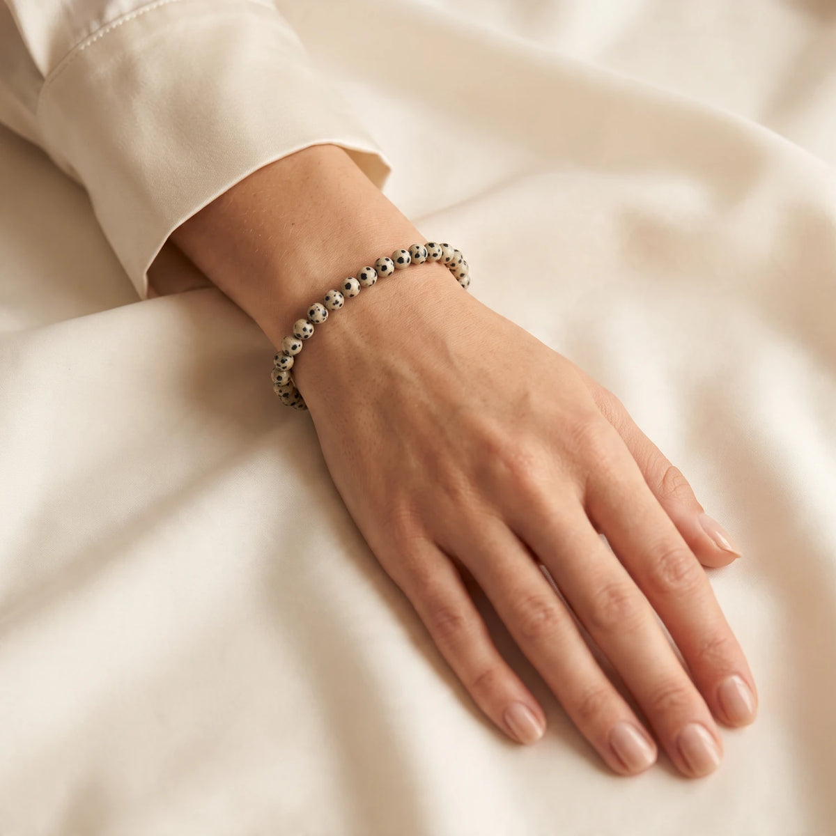 Bracelet jaspe dalmatien femme en perles de 6 mm blanc crème tachetées de noir, pierre naturelle à offrir