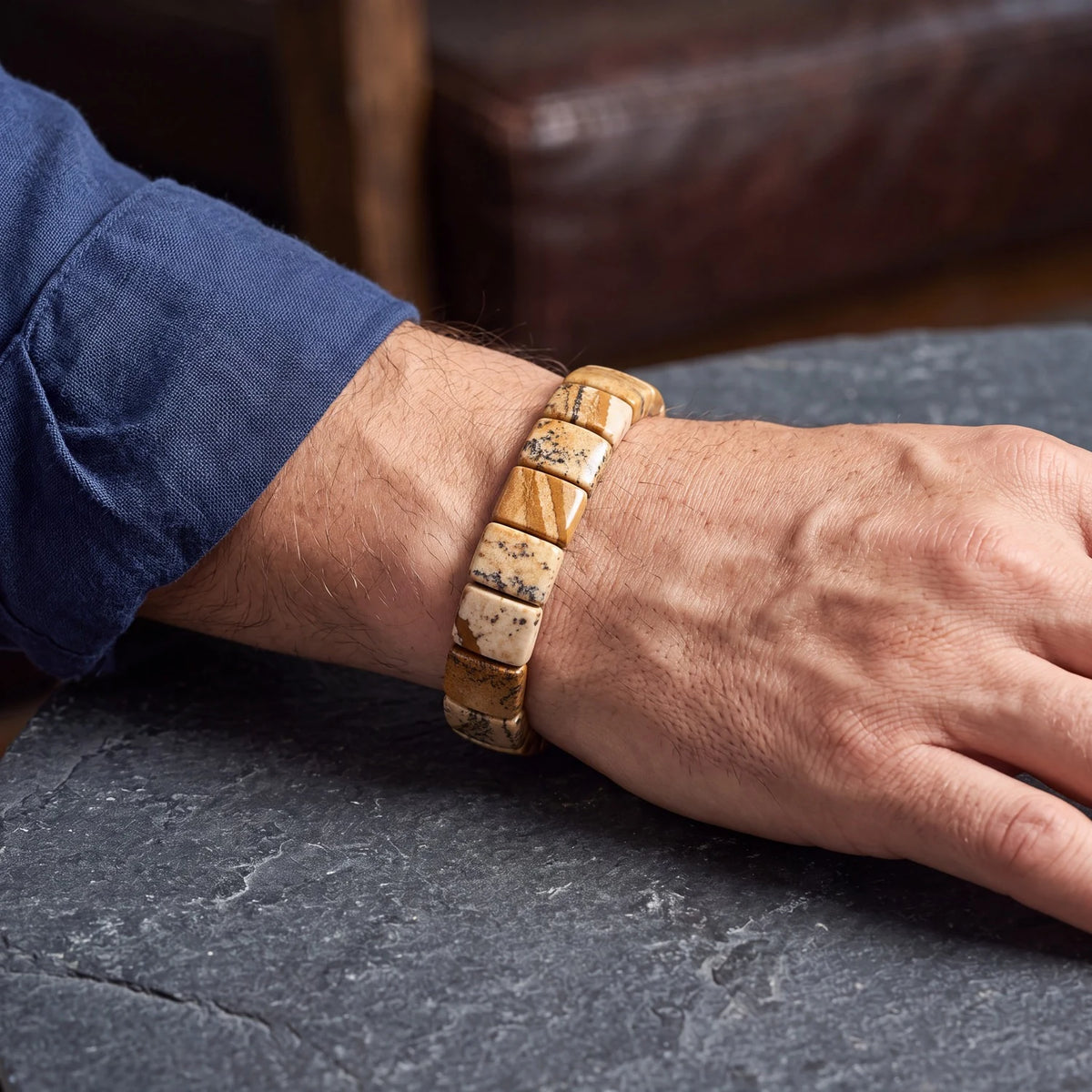 Bracelet jaspe paysage homme porté au poignet, plaques de 14 mm en pierre marron naturelle