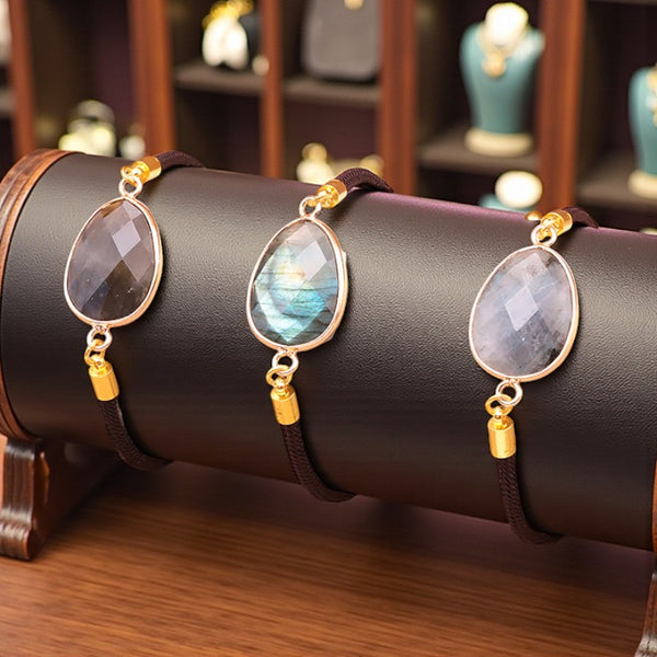 Bracelet Labradorite ÉCLIPSE® avec pierre naturelle ovale facettée sur cordon réglable