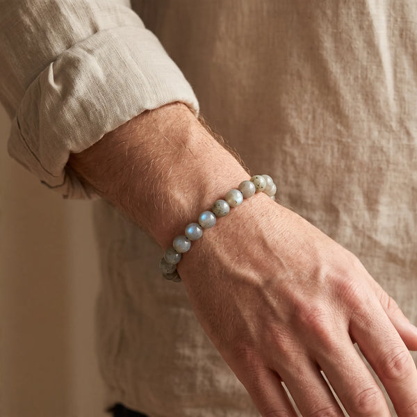 Bracelet labradorite homme perles 8 mm, pierre naturelle grise irisée portée au poignet masculin
