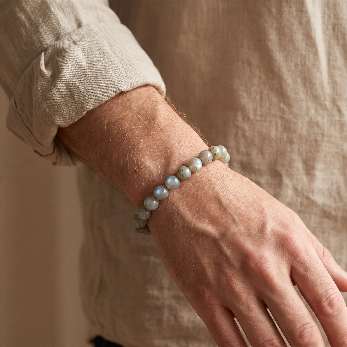 Bracelet labradorite homme perles 8 mm, pierre naturelle grise irisée portée au poignet masculin