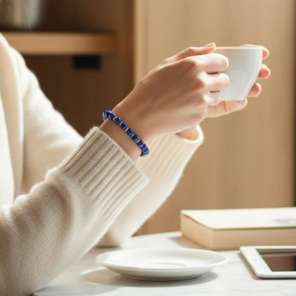 Bracelet Lapis Lazuli AURA® porté au poignet, bracelet fin doré en pierre naturelle