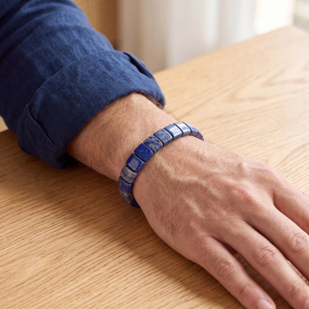 Bracelet lapis lazuli homme en plaques plates de 14 mm, pierre bleue nuit portée au poignet