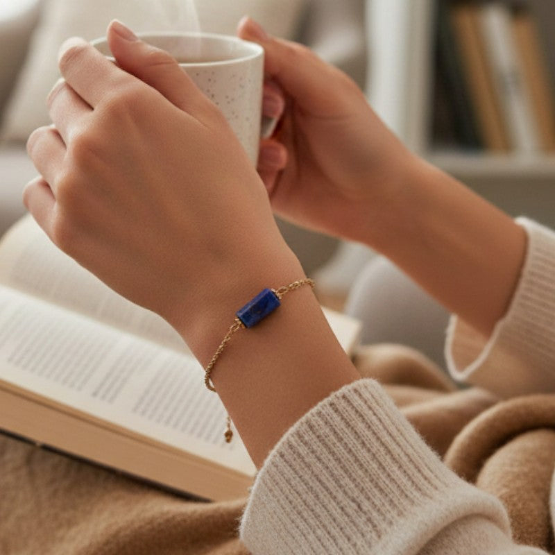 Bracelet Lapis Lazuli LINE® porté au poignet avec pierre bleue naturelle