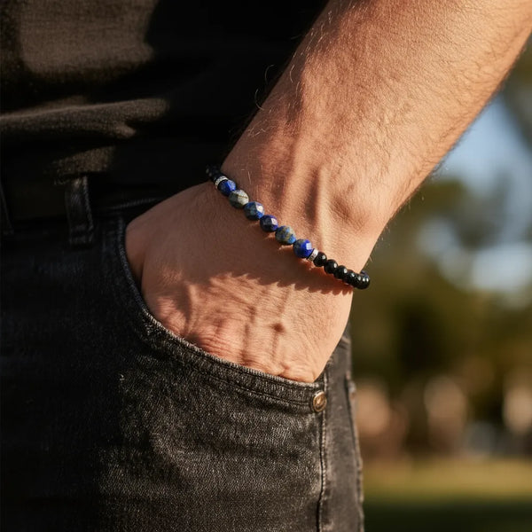 Bracelet réglable en pierres Lapis Lazuli et Onyx noir porté