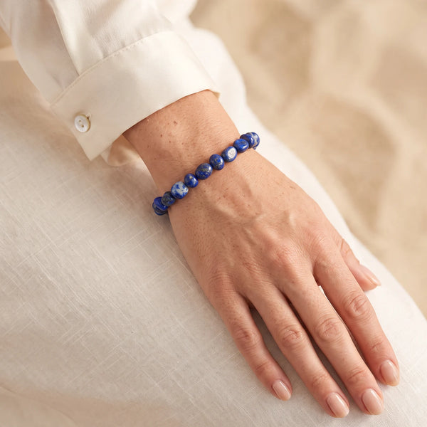 Bracelet lapis lazuli femme porté au poignet, pierres roulées bleues pailletées de pyrite
