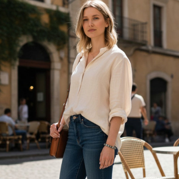 Bracelet Larvikite en pierre naturelle porté au poignet par une femme