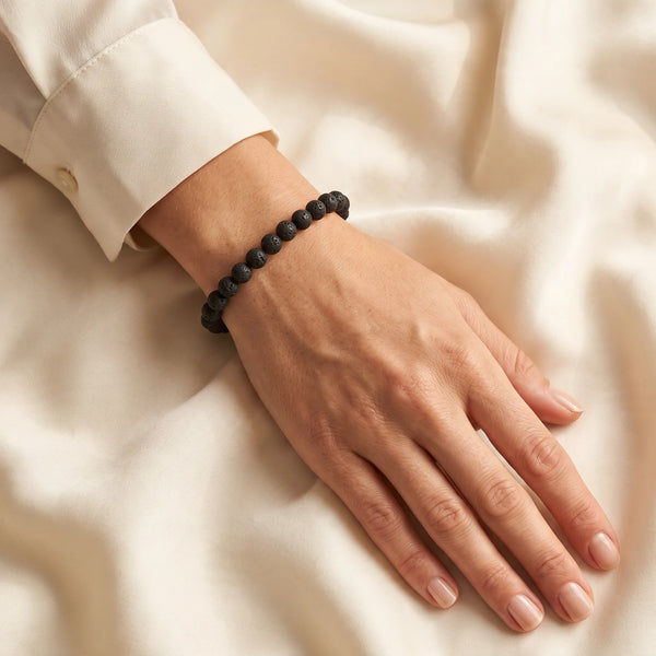 Bracelet pierre de lave femme en perles fines de 6 mm noires, pierre volcanique naturelle au poignet