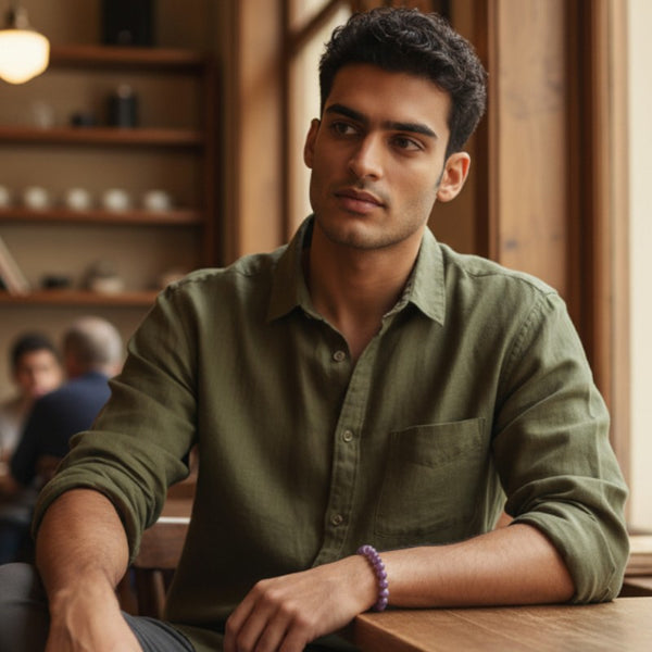 Bracelet Lépidolite en pierre naturelle porté au poignet par un homme