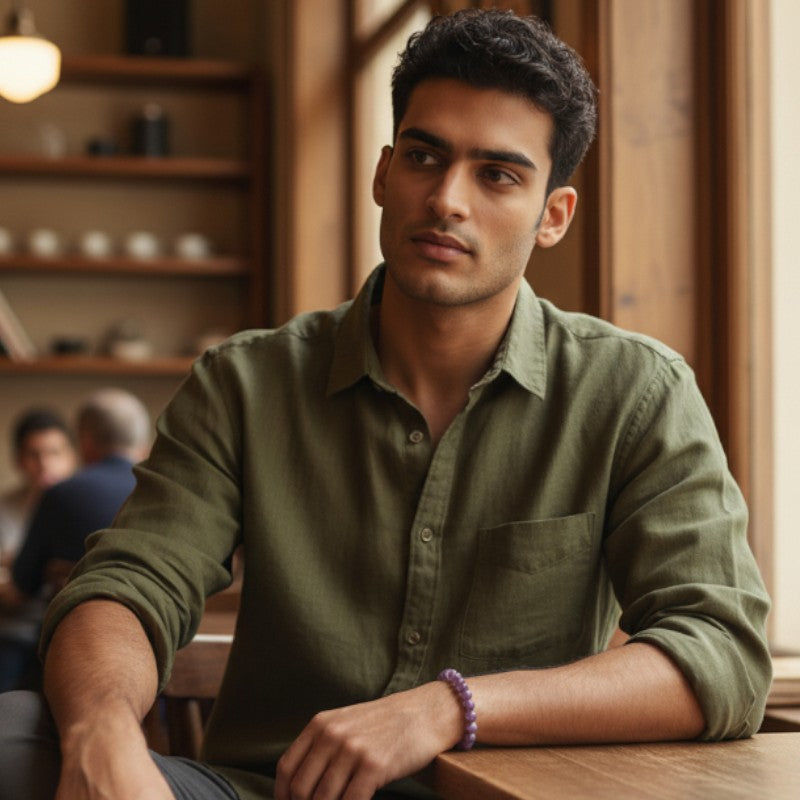Bracelet Lépidolite en pierre naturelle porté au poignet par un homme