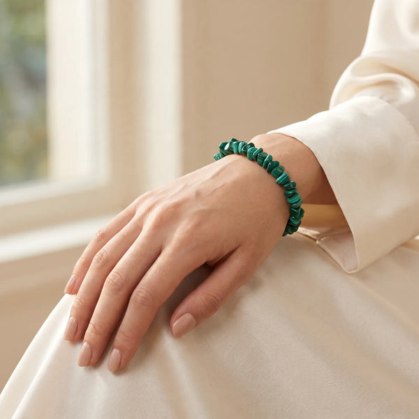 Bracelet malachite pour femme, idée cadeau en pierre verte porté au poignet