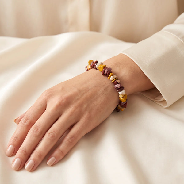 Bracelet mokaïte pour femme porté au poignet, pierres baroques ocre, rose et bordeaux