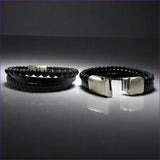 Bracelet homme multi-rangs La Pierre Fr avec cuir et perles Onyx Noir 6mm, fermoir acier, design moderne et protecteur.