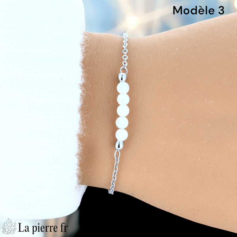Bracelet nacre modèle cinq perles de 4 mm sur chaîne fine argentée