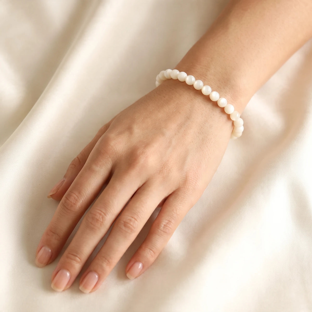 Bracelet nacre femme en perles fines de 6 mm, perles blanches naturelles aux reflets irisés, idée cadeau élégante